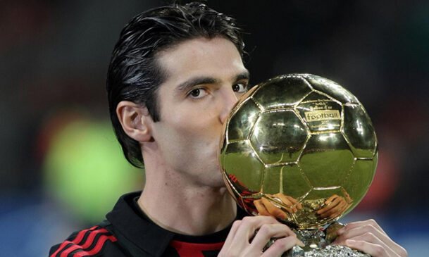 Kaká beijando seu troféu de melhor jogador do mundo, em 2007