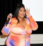 As ex-dançarinas Arianna Davis, Crystal Williams e Noelle Rodriguez de palco acusam a cantora de promover um ambiente de trabalho hostil