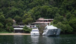 Localizada na região de Vila Velha, na cidade de Angra dos Reis, Rio de Janeiro, a propriedade tem 16.500 m², e conta com cozinha industrial, heliponto, e cais privado