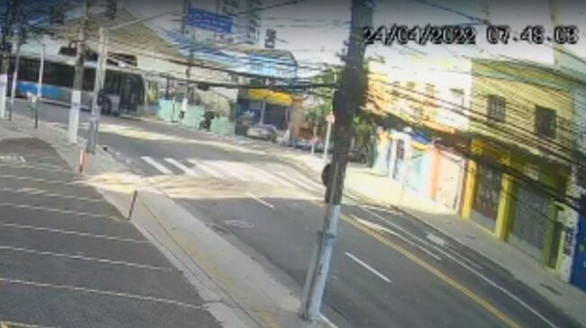 Vídeo mostra um semáforo aberto, a idosa atravessando e o ônibus virando em alta velocidade