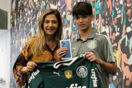Felipe Goto presenteado com novo celular pela presidente do Palmeiras, Leila Pereira