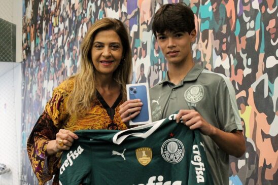 Felipe Goto presenteado com novo celular pela presidente do Palmeiras, Leila Pereira