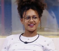 Jessilane descobriu que vai viver no jardim da casa
