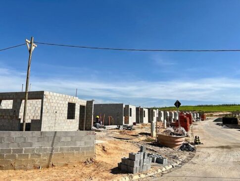 As obras do empreendimento Porto Feliz "E", do CDHU, no Altos do Jequitibá, seguem em ritmo acelerado