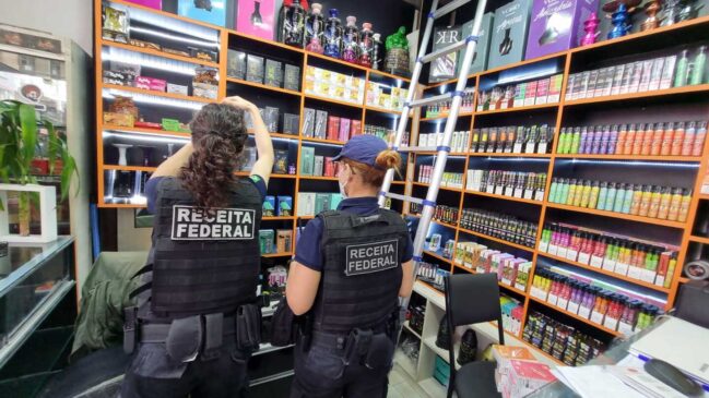 Os alvos da operação são duas lojas da região central de São Paulo