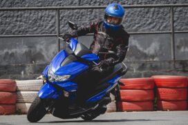A nova scooter da Yamaha tem três opções de cores: azul metálico, preto e branco
