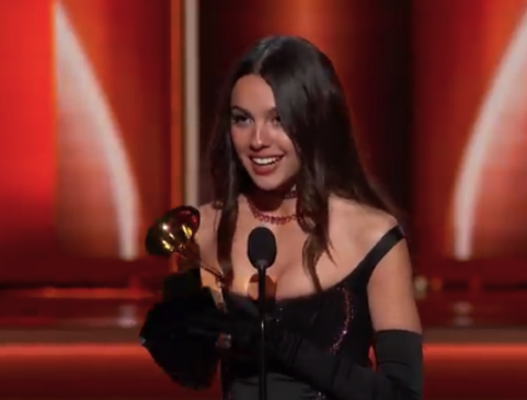 Olivia Rodrigo durante premiação do Grammy 2022