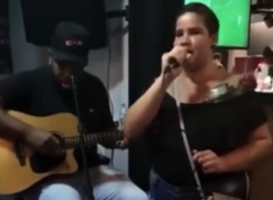 Vendedora de flores canta Marília Mendonça e viraliza
