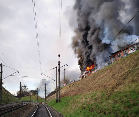 Estação de trem na Ucrânia atingida por ataques com mísseis russos