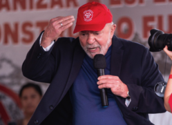 Lula ponderou, no entanto, que essa mudança de direção deve acontecer sem causar danos às instituições financeiras.