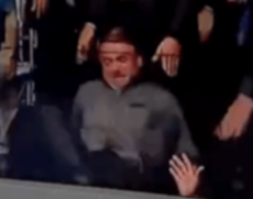 Bolsonaro caído no chão
