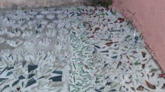 Mulher colocou cacos de vidro na calçada para afastar sem-tetos