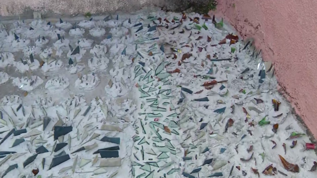 Mulher colocou cacos de vidro na calçada para afastar sem-tetos