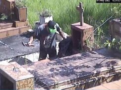 Homem foi flagrado furtando peças de túmulos no Cemitério em Santos
