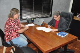 Dr. Cássio, prefeito de Porto Feliz, assina termo de adesão da cidade ao Projeto Escola Federativa