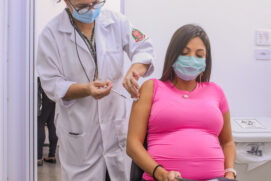 Mulher grávida recebe vacina em São Paulo