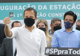 João Doria (PSDB) anunciando o uso do cartão TOP