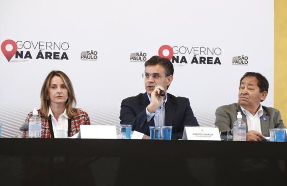 O governador do estado de São Paulo, Rodrigo Garcia (centro) visitou na manhã desta segunda-feira (9) a cidade de Taboão da Serra