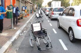 Ação com cadeiras de rodas ocupando vagas de carros no Itaim Bibi em 2019