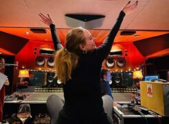 Adele comemora aniversário