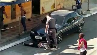 Policial pisa em pescoço de mulher