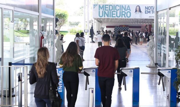 O Prouni oferta bolsas de estudo integrais e parciais em cursos de graduação e sequenciais de formação específica, em instituições de educação superior privadas