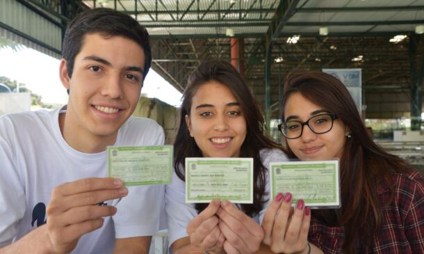 Estudantes tiram título de eleitor