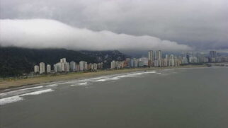 As chuvas mais fortes devem atingir, de acordo com a Defesa Civil, a Baixada Santista, os litorais sul e norte, além do Vale do Ribeira, que fica mais ao sul do estado