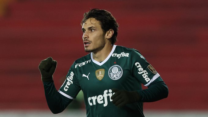 Raphael Veiga brilha em campo e Palmeiras segue para as oitavas