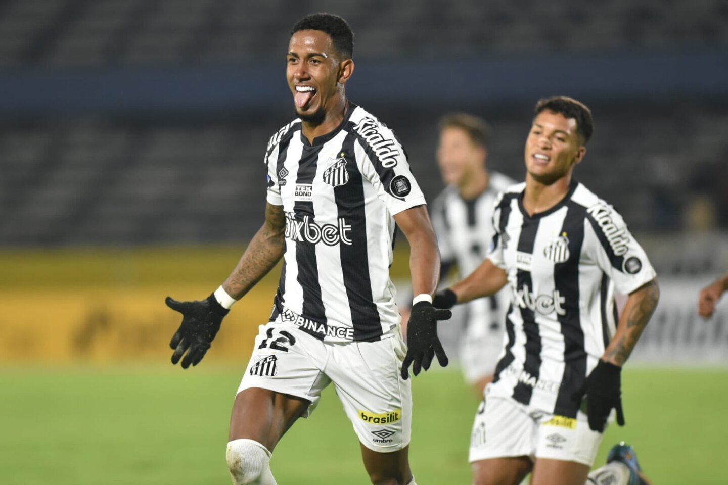 Rwan Seco marca e Santos vence fora de casa
