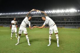 Lucas Barbosa marca o gol da vitória santista