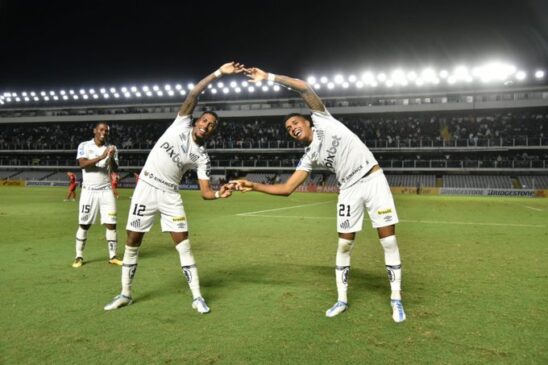 Lucas Barbosa marca o gol da vitória santista