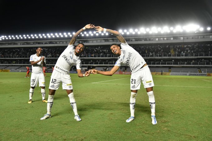 Lucas Barbosa marca o gol da vitória santista