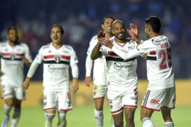 São Paulo vence fácil e passa de fase