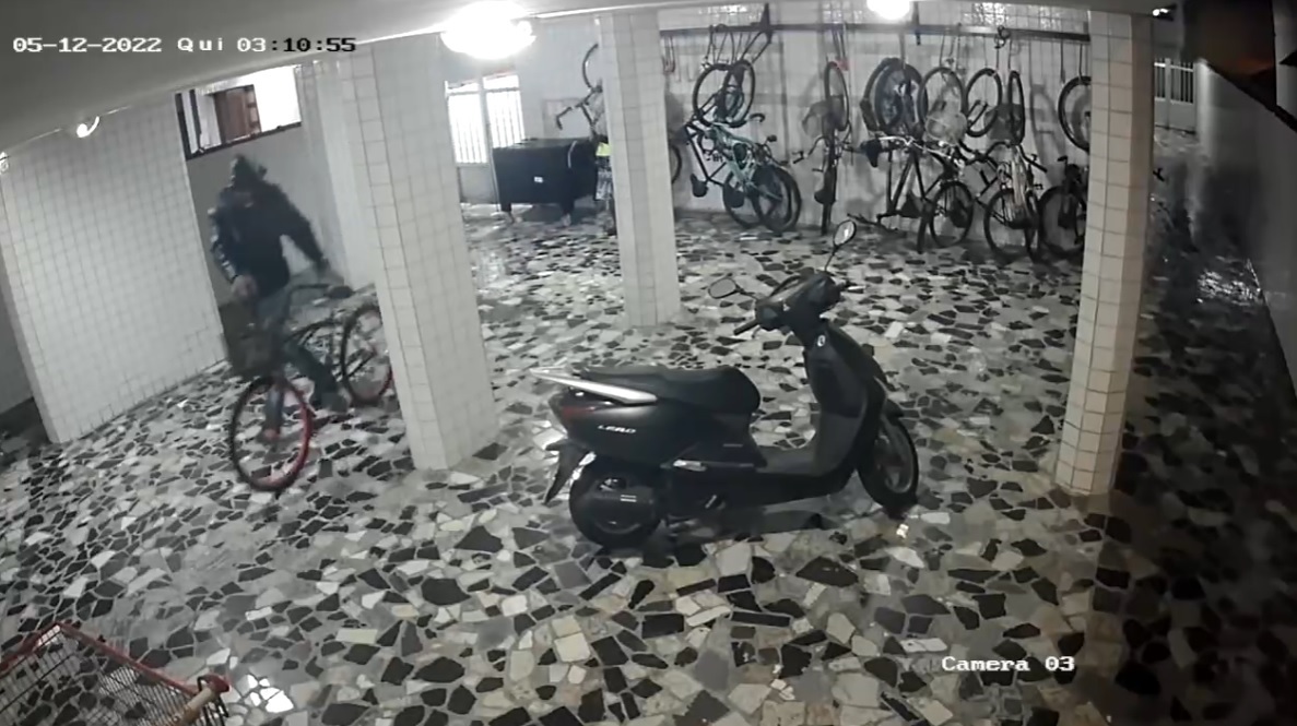 Bicicletas foram furtadas durante a madrugada desta quinta-feira (12) na Ponta da Praia, em Santos