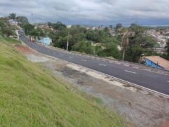Obra de tubulação e pavimentação na Rua Antônio Lopes da Silva