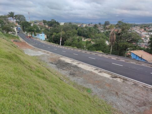 Obra de tubulação e pavimentação na Rua Antônio Lopes da Silva