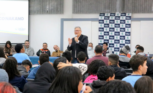 Prefeito Dr. Francisco Nakano com alunos da escola estadual