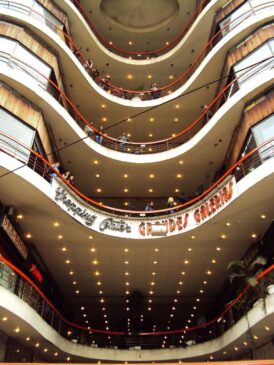 Batizada de Centro Comercial Grandes Galerias, a Galeria do Rock foi inaugurada no ano de 1963