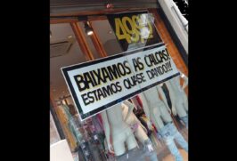 Manequins 'ficaram nus' para ajudar a promover ofertas