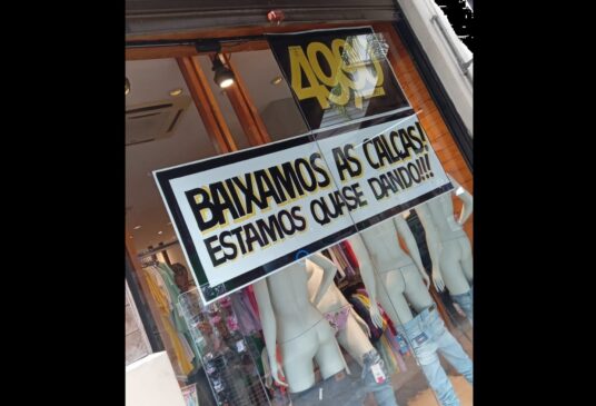 Manequins 'ficaram nus' para ajudar a promover ofertas