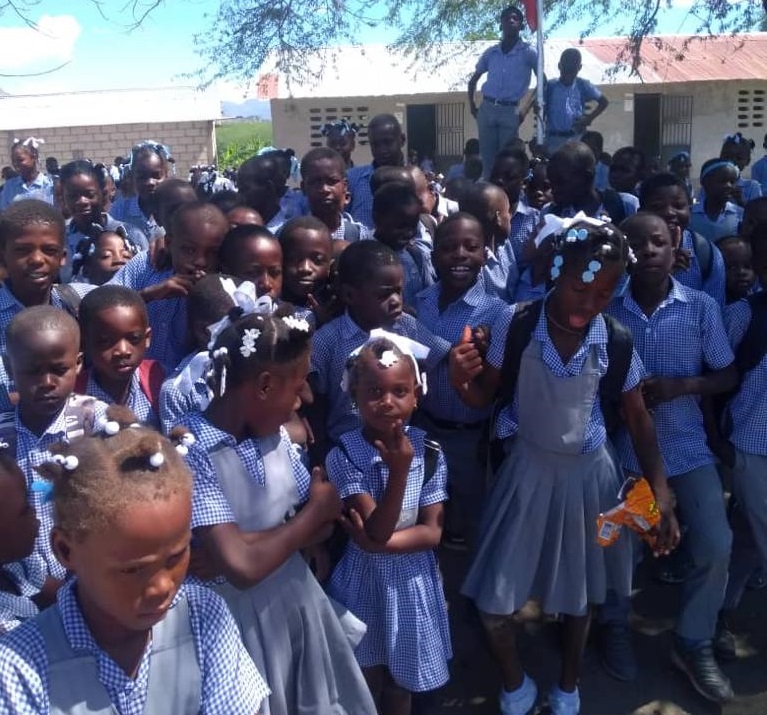 A equipe em questão trata de um grupo de voluntários da Organização Não Governamental (ONG) Haiti Sorria
