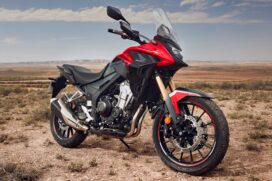 Na CB 500X, apenas a roda dianteira está mais leve graças à adoção de raios mais estreitos