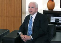 Republicano que perdeu a eleição para Barack Obama em 2008, John McCain morreu aos 81 anos
