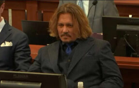 Depp durante julgamento