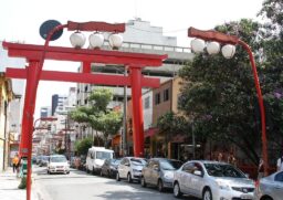 Quatro das principais ruas da Liberdade estão fechadas para carros e liberadas exclusivamente para pedestres