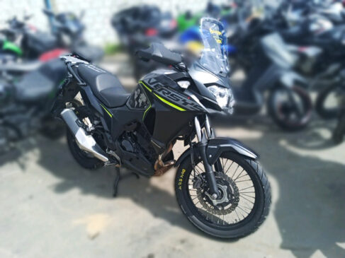 Uma Kawasaki Versys-X 300 A, ano 2019, modelo 2020, pode ser arrematada a partir de R$ 17 mil
