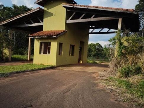 Entre os lotes há galpões, terrenos, apartamentos, prédios, salas comerciais, casas e propriedades rurais, com opções locadas e desocupadas