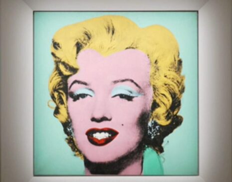Batizado de Shot Sage Blue Marilyn, o retrato em silk-screen de Marilyn Monroe, com 1,1 metro de altura por 1,1 metro de comprimento