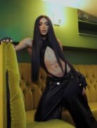 Pabllo Vittar cai no palco durante show em Nova York